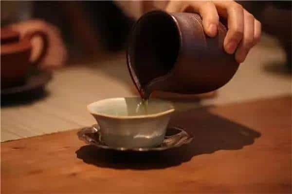 倒茶要用公道杯，而且要避免这几个倒茶错误！