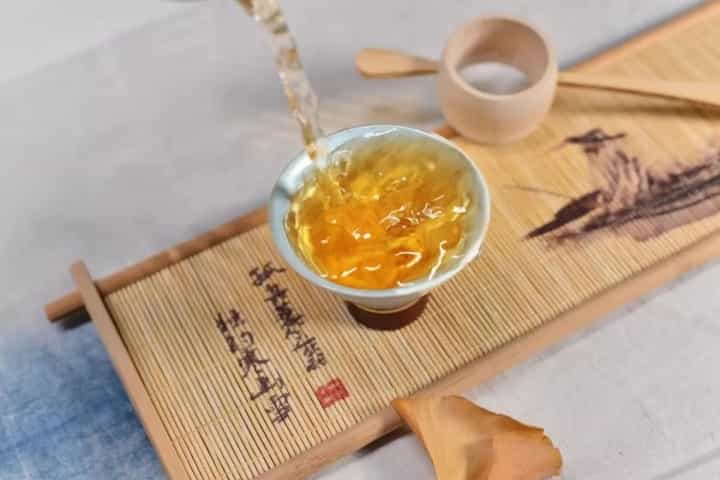 别人给自己倒茶之后表示谢意的手势怎么做？