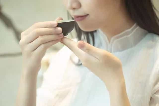 喝茶时的叩指礼，到底怎么“叩”？