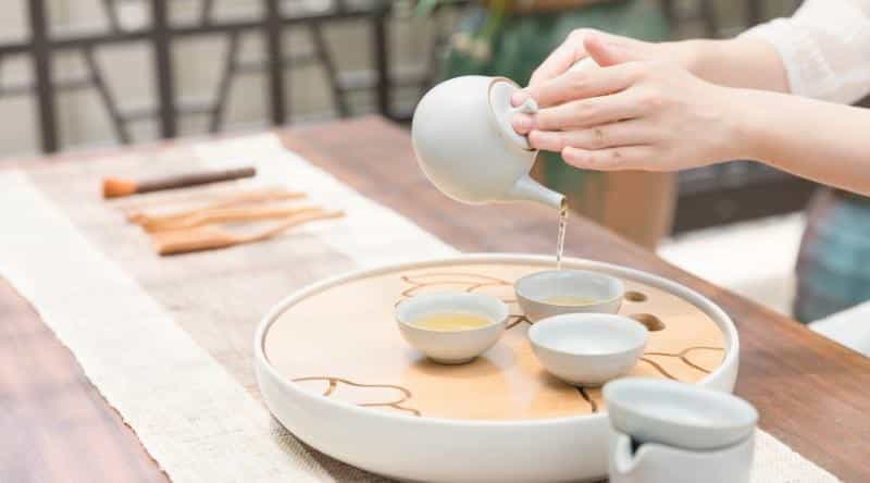 倒茶礼仪从左手还是右手