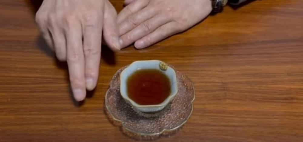 别人倒茶时怎样敲手指