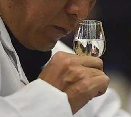 朋友聚餐,这“三种酒”不能拿上桌呢,不懂得面子丢光了