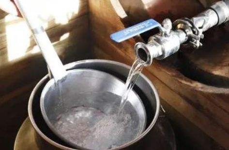 朋友聚餐,这“三种酒”不能拿上桌呢,不懂得面子丢光了