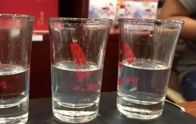 朋友聚餐,这“三种酒”不能拿上桌呢,不懂得面子丢光了