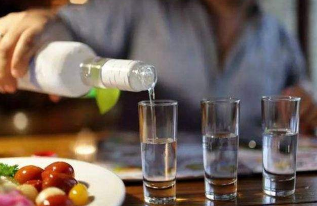 每天坚持喝二两白酒会怎么样?