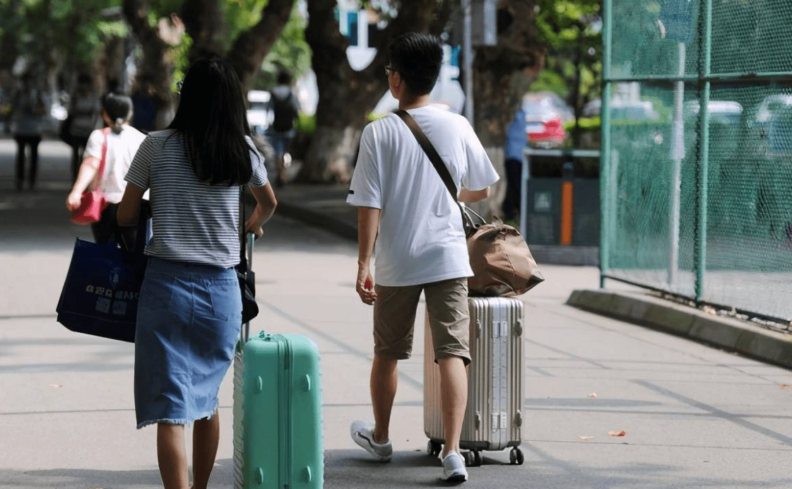 暑假通知！全国各大中小学暑假时间已确定，家长建议缩短假期 