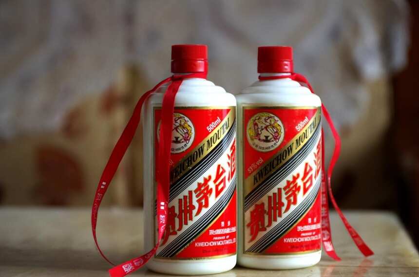 茅台酒瓶口上的“红飘带”有什么用？ 茅台酒瓶口的珠子有什么作用