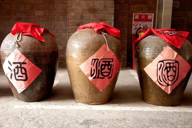 喝酒人都要看,“酒精酒”和“粮食酒”有何区别?我来告诉你