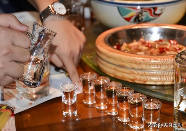 科学“换算公式”告诉你1杯白酒相当于多少啤酒?拼还怕什么呢?