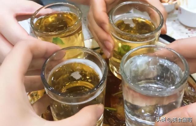 科学“换算公式”告诉你1杯白酒相当于多少啤酒?拼还怕什么呢?