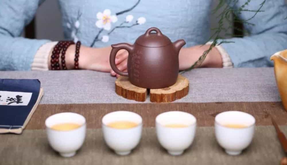 倒茶礼仪从左手还是右手