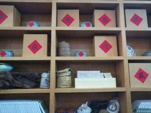 保存普洱茶用什么容器