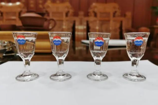 买茅台送的2个小酒杯，除了用来喝酒，还有3个妙用，你都知道吗？