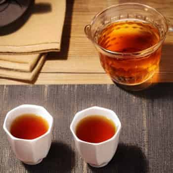 岩红相映，品味茶文化