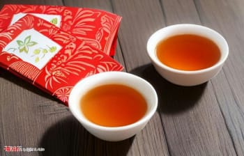 滇红茶的泡出颜色是什么？