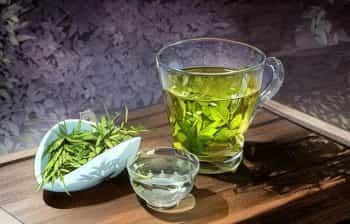绿意盎然，品浓醇茶香，浓绿茶引领新时代茶文化